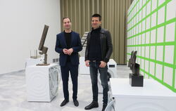 Waschmaschinen als Kunst-Untersatz: Kurator Hendrik Bündge (links) und Florian Slotawa in einem Raum der Schau "Stuttgart sichte