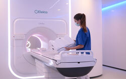 Punktgenaue Bestrahlung: Ein MR Linac ist auch in Tübingen im Einsatz (links). Mammographie ist seit vielen Jahren Standard.  FO