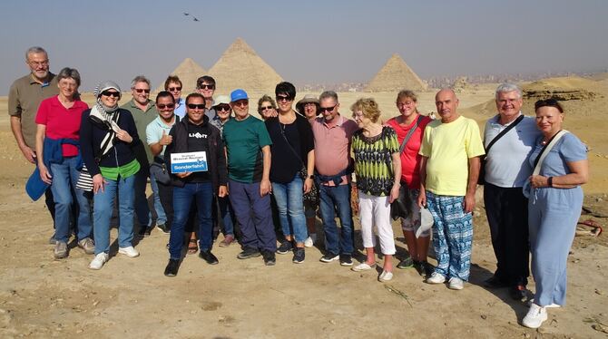 Gruppenbild vor den Pyramiden von Gizeh.