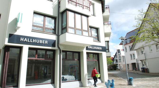 Ins ehemalige Modegeschäft Hallhuber in der Fußgängerzone Stuttgarter Straße in Metzingen zieht die Tourist-Info ein und auch ei