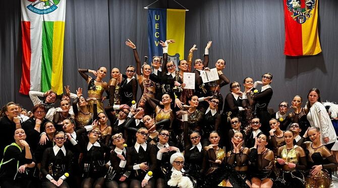 Mit ihrer Gruppe haben Nicole Dreher und Sina Rambow in der Kategorie Schautanz bei der Deutschen Meisterschaft im karnevalistis