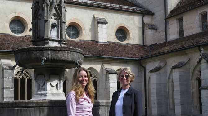 Janna Almeida (links), Leiterin der Klosterverwaltung Bebenhausen, und Patricia Alberth, Geschäftsführerin der Staatlichen Schlö