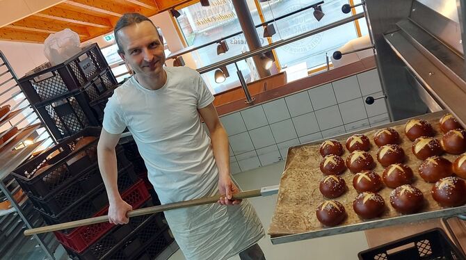 Philipp Tiefenbach arbeitet in seiner Dorfbäckerei in St. Johann CO₂-neutral.