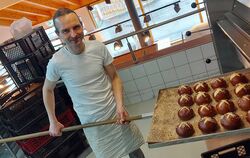 Philipp Tiefenbach arbeitet in seiner Dorfbäckerei in St. Johann CO₂-neutral.