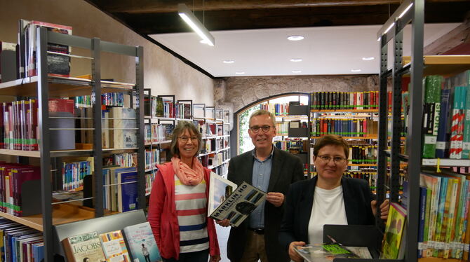 Silke Schönherr (rechts) leitet die Uracher Stadtbücherei in der Schlossmühle seit dem ersten Tag. An ihrer Seite arbeitet Anne