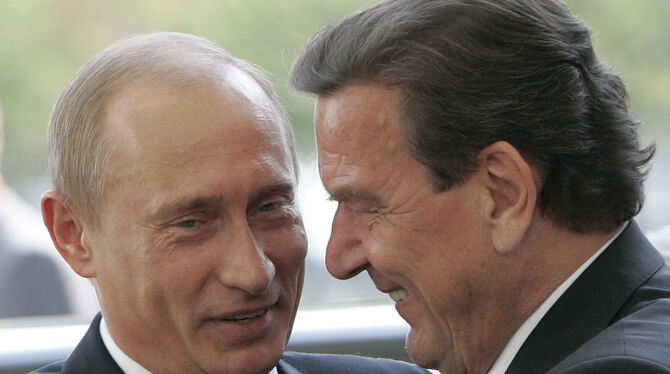 Der damalige Bundeskanzler Gerhard Schröder (rechts) und der russische Präsident Wladimir Putin begrüßen sich am 08.09.2005 in