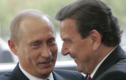  Der damalige Bundeskanzler Gerhard Schröder (rechts) und der russische Präsident Wladimir Putin begrüßen sich am 08.09.2005 in 