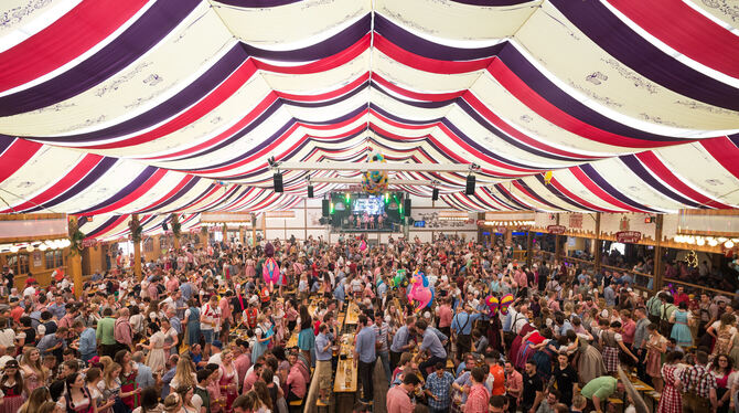 Ausgelassene Stimmung im Festzelt auf dem Frühlingsfest auf dem Cannstatter Wasen.  FOTO: SCHULDT/DPA