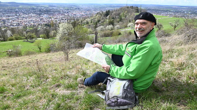 Manfred Goller, Wanderwart im Lichtenstein-Gau des Schwäbischen Albvereins, schätzt Karten aus Papier in der freien Natur nach w