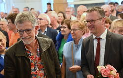 Blumen für den Sieger: Stephan Neher holte die absolute Mehrheit.  Klaus Weber (links) kam auf 42,4 Prozent 