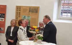 Bei der Verleihung der Auszeichnung (von rechts): Landrat Joachim Walter, Richard Müller, Ortsvorsteher Michael Rak, Ehefrau Rut