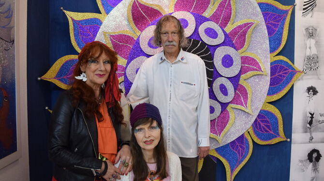 G91 Bau Tübingen Ein Teil des sechsköpfigen Kollektivs vor einem der Glimmerbilder (von links): Linda Li, Lucke und Werner