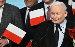 Der Vorsitzende der größten Oppositionspartei Recht und Gerechtigkeit (PiS), Jaroslaw Kaczynski, freut sich über die Ergebnisse 