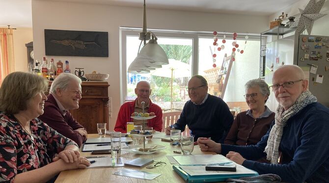 Das Esszimmer als Organisationsbüro: Die Projektgruppe »WolfgangWeg« hat für den neuen Pilgerweg schon fast alles vorbereitet.