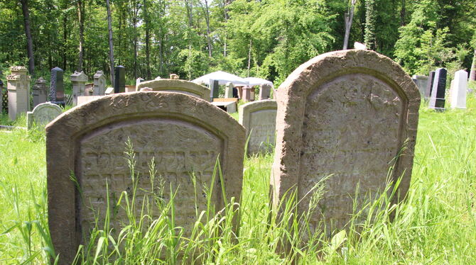 Die Grabsteine auf dem Jüdischen Friedhof werden derzeit noch saniert.