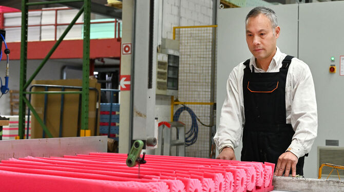 Dieser Groll-Mitarbeiter fertigt Schaumstofffederkerne.