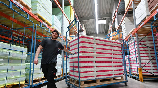 Bewegung im Hochregallager mit fertiger Ware