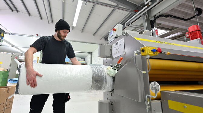 Die Luft raus und zusammengerollt – gleich ist die Matratze versandfertig.