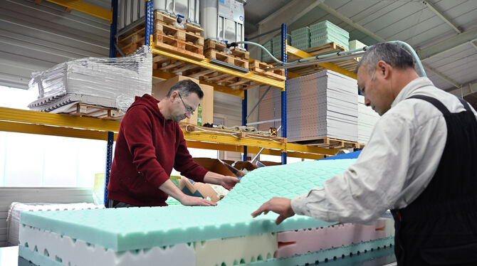 Matratzenfertigung in Handarbeit.