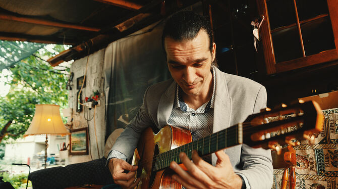Der serbische Gitarrist Dejan Krsmanovic kommt am Sonntag in den Pappelgarten.