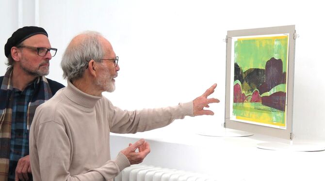 Jochen Meyder, Kunst, Landschaft, Galerie Pupille, Helmut Anton Zirkelbach Jochen Meyder (vorn) mit einem seiner Werke und Künstlerkollege Helmut Anton Zirkelbach in der Produzentengalerie Pupille.