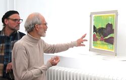 Jochen Meyder (vorn) mit einem seiner Werke und Künstlerkollege Helmut Anton Zirkelbach in der Produzentengalerie Pupille.