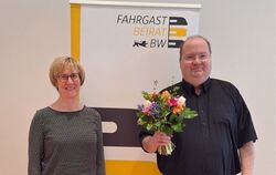 Der Eninger Uwe Iwens ist der neue Vorsitzende des Fahrgastbeirats von Baden-Württemberg. Mit auf dem Bild ist die stellvertrete