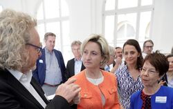 Steffen Breuninger (links) erklärt Wirtschaftsministerin Nicole Hoffmeister-Kraut das revolutionäre Antriebssystem von Senti Mot