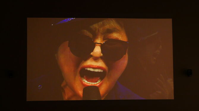 Yoko Ono während einer Gesangsperformance.