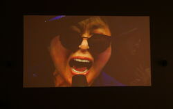Yoko Ono während einer Gesangsperformance.