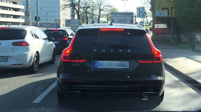 Weil die B28 an der blauen Brücke in Tübingen aufgrund einer Straßenbaustelle auf eine Fahrbahn verengt wurde, gab es kilometerl