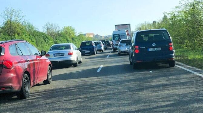 Schon weit vor dem Ortseingang von Tübingen staute sich der Verkehr am Donnerstag.