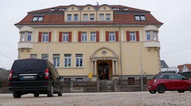 Das alte Schulhaus in der Eisenbahnstraße 5 in Wannweil. Der gegenüberliegende Parkplatz und der nördliche Teil der Straße werde