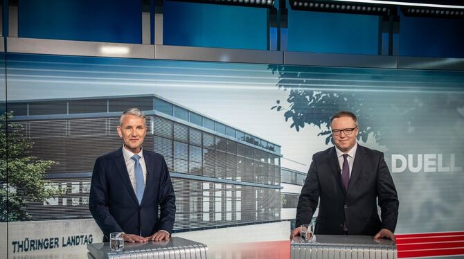 Björn Höcke (AfD, l) und Mario Voigt (CDU), Spitzenkandidaten für die Landtagswahl in Thüringen, stehen beim TV-Duell bei Welt