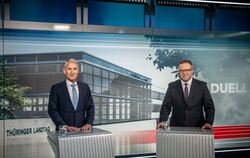 Björn Höcke (AfD, l) und Mario Voigt (CDU), Spitzenkandidaten für die Landtagswahl in Thüringen, stehen beim TV-Duell bei Welt 