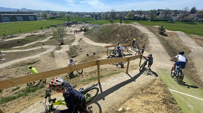 Mountainbike Panoramablick vom höchsten Hügel des neuen Bikeparks in Bodelshausen bis zur Zollernburg.