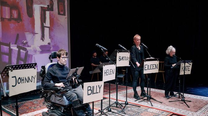 Santiago Österle als Billy und Stefanie Klimkait (Mitte) und Roswitha John als seine Tanten an den Mikrofonen.