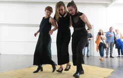 Da gehen drei nicht einander sondern miteinander auf den Keks: Luana Gräbe, Julia Berghoff und Naomi Semma beim Tanz auf selbstg