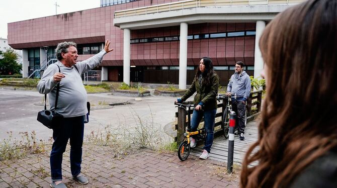 Helmut van der Buchholz bei einem Stadtrundgang in Ludwigshafen Helmut van der Buchholz bei einem Stadtrundgang in Ludwigshafen