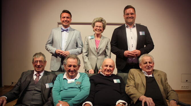 Die vier in der vorderen Reihe waren bei der Gründung des Gemeindeverbands vor 50 Jahren dabei. Von links: Helmut Lutz, Eberhard