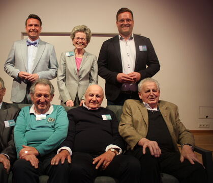 Die vier in der vorderen Reihe waren bei der Gründung des Gemeindeverbands vor 50 Jahren dabei. Von links: Helmut Lutz, Eberhard