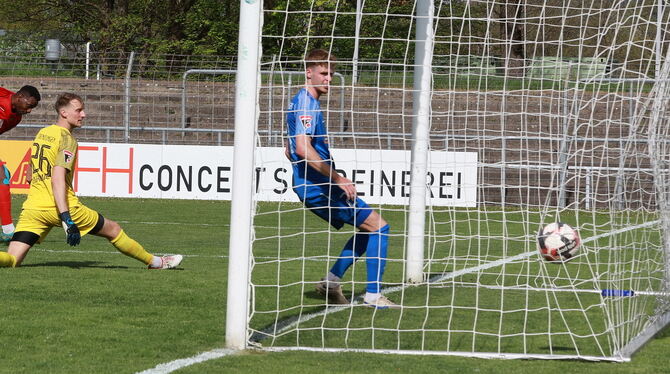 2024-04-13 FB SSV Reutlingen vs FC Denzlingen 2-1,Kreuzeichestadion Onesi Kuengienda (rotes Trikot) erzielt mit einer feinen Einzelleistung das 1:0 für den SSV Reutlingen.