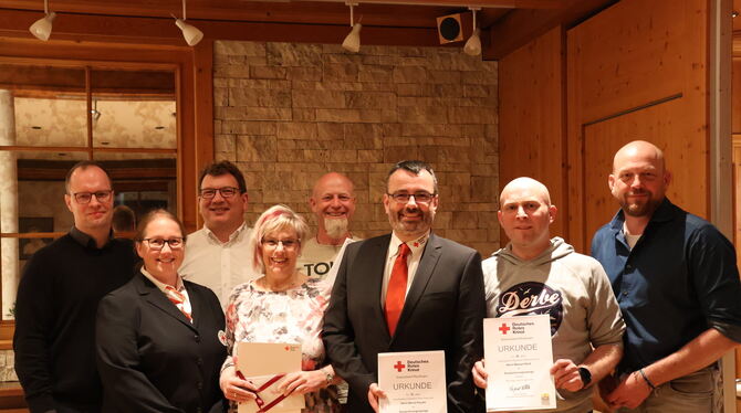 DRK Ortsverein St.Johann Mitgliederversammlung Geehrte und Ehrende (von links): Kreisgeschäftsführer Thomas Födisch, Bereitschaftsleiterin Nadine Groß, Vorsitzender Timo Herrm