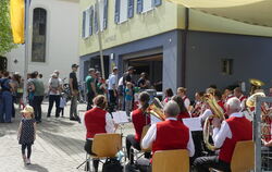 Lange Schlange beim Würstchenstand und musikalische Unterhaltung vom Musikverein Wankheim: Das 200-jährige Bestehen des Wankheim