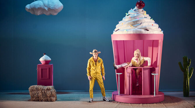 Garland LTT Mit Eiscreme unter Wüstenwolken: Jonas Hellenkemper und Franziska Beyer in »Garland«.