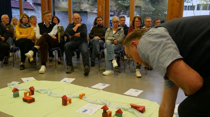 Pfarrer Manfred Schüsslin (rechts) und Pfarrerin Katharina Dolmetsch-Heyduck demonstrierten mit Bauklötzen die dramatische Immob