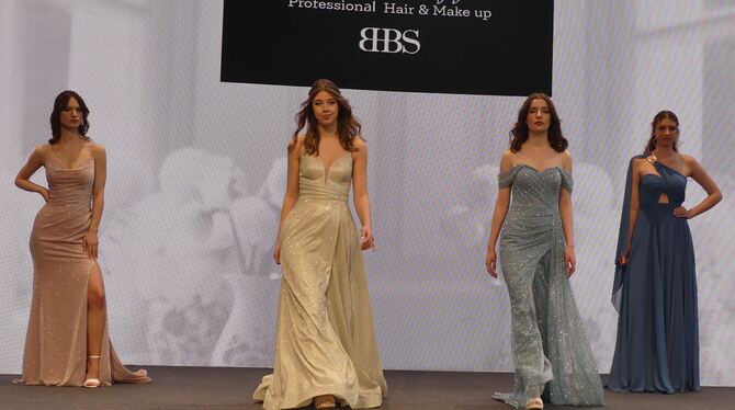 Models der Modeschule Metzingen zeigen auf der Hochzeits- und Eventmesse im Motorworld Village Metzingen Brautkleider. Der Trend Models der Modeschule Metzingen zeigen auf der Hochzeits- und Eventmesse im Motorworld Village Metzingen Brautkleider. Der Trend