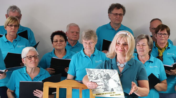 Katja Spinnler stimmt die Konzertbesucher auf eine Urlaubsreise ein.