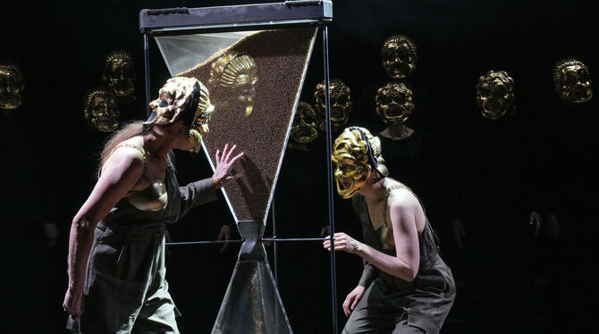 Zentrales Requisit in »Annette, ein Heldinnenepos« am LTT ist eine übergroße Sanduhr. Die Szene zeigt Susanne Weckerle (links),