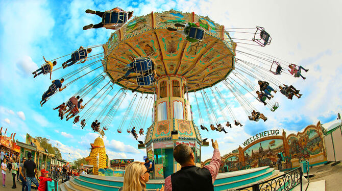 Ob Kettenkarussell, Dosenwerfen oder Wurstbude: Jeder Schausteller ist auf fleißige Mitarbeiter angewiesen.  FOTO: LG/EWSKA